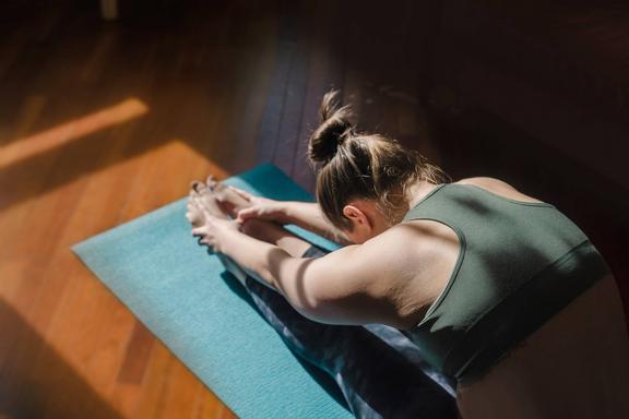 Yoga Frau auf Yogamatte bei Yogaübung